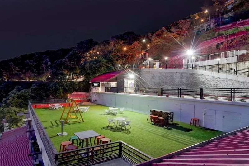 Townhouse by OYO Mall Road Near Library Chowk - Townhouse by OYO Mall Road Near Library Chowk Library Chowk, opposite Madhuban Sarovar Portico, The Mall Road, Mussoorie, Uttarakhand 248179, India