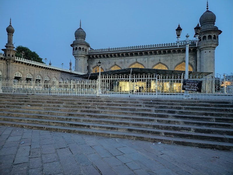 Masjid & Dargah Hazrat Syedan Sahib Rh - Masjid & Dargah Hazrat Syedan Sahib Rh, 21-7-290, Mitti Ka Sher, Gulzar Houz, Char Kaman, 21-2-314, Shakkar Kotha, Laad Bazar, Char Kaman, Ghansi Bazaar, Hyderabad, Telangana 500002, India