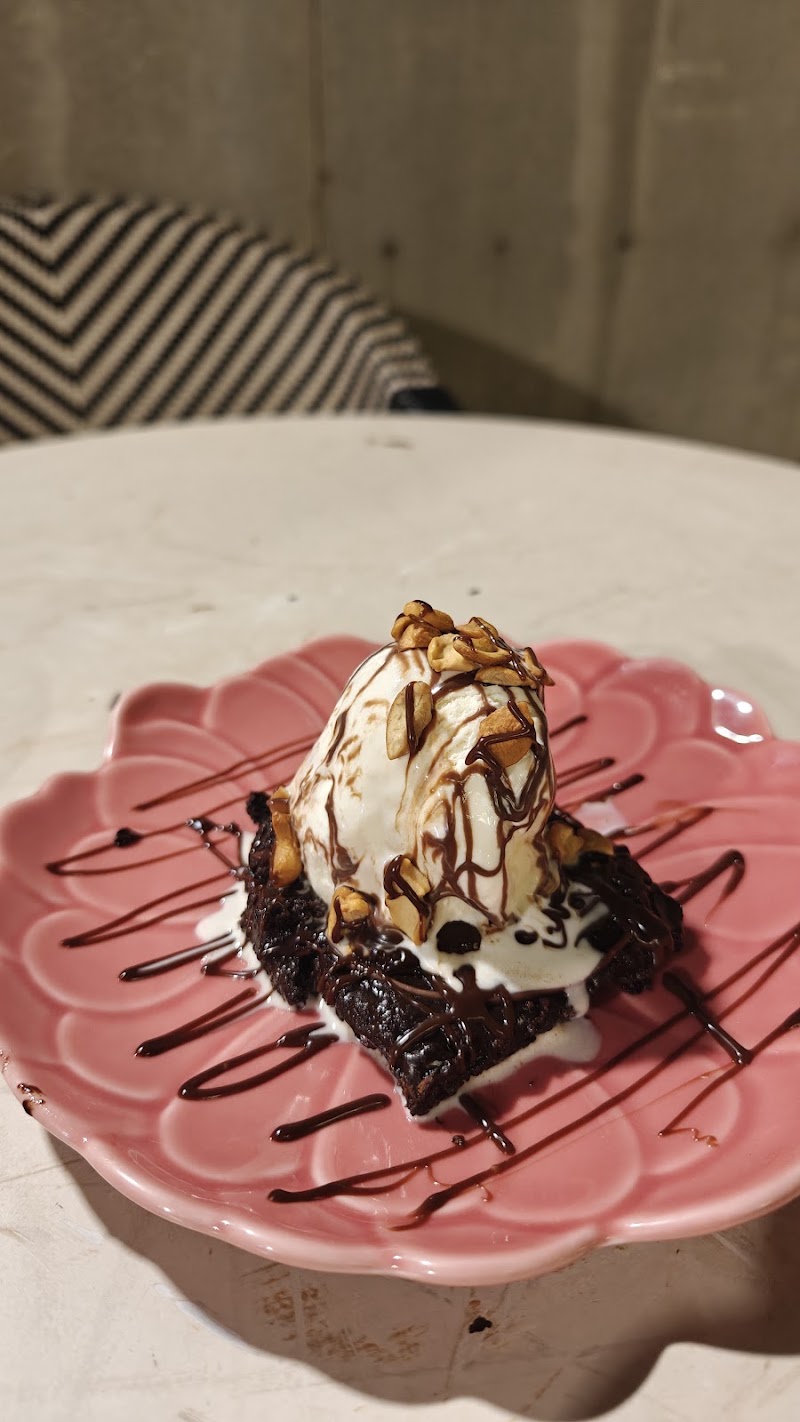 Brownie cottage - Brownie cottage Off Carter Rd, next to Carter's blue, Union Park, Khar West, Mumbai, Maharashtra 400052, India