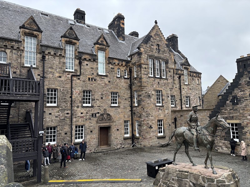 EDI Tours - EDI Tours, David Hume, Edinburgh EH1 2NT, UK