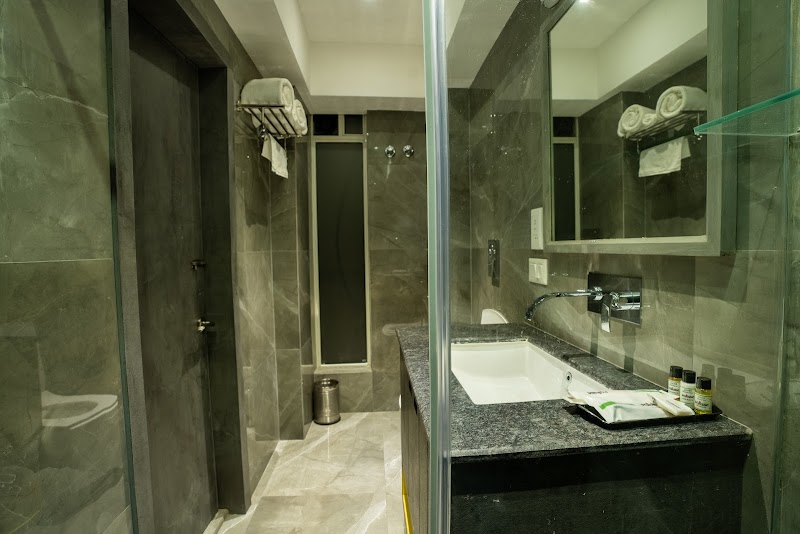 Poiisse Hotel - Poiisse Hotel 45B/B, Canal S Rd, near Byepass, Metropolitan Co-Operative Housing Society Limited, Ltd, Dhaba, Kolkata, West Bengal 700105, India