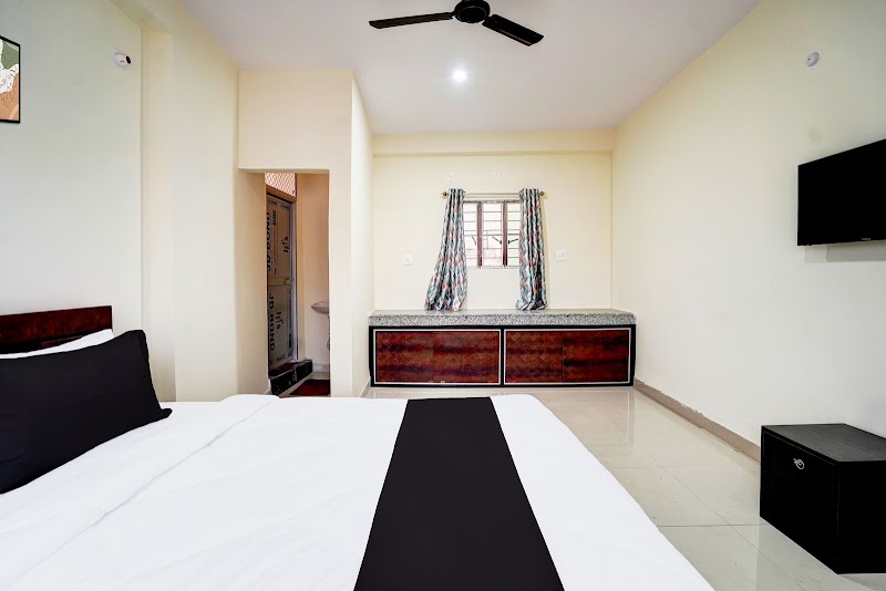 Hotel O The Crown Inn - Hotel O The Crown Inn Plot No-1, East Gola Raod, St, Karen's School, Chandra Shekhar Nagar More, near Shubham Friends Marriage Hall, Vivek Vihar Colony, Danapur, Patna, Bihar 801503, India