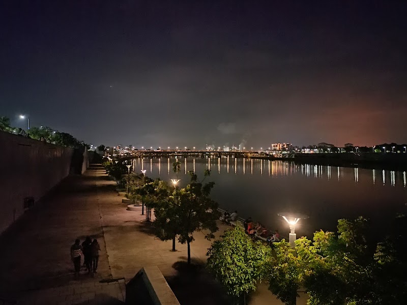 Sabarmati Riverfront Walkway - Sabarmati Riverfront Walkway, 2HQC+GRW, Sabarmati Riverfront Walkway W, Shreyas Colony, Navrangpura, Ahmedabad, Gujarat 380009, India