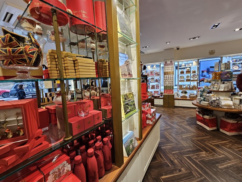 Buckingham Palace Shop - Buckingham Palace Shop, 7 Buckingham Palace Rd, London SW1W 0PP, UK