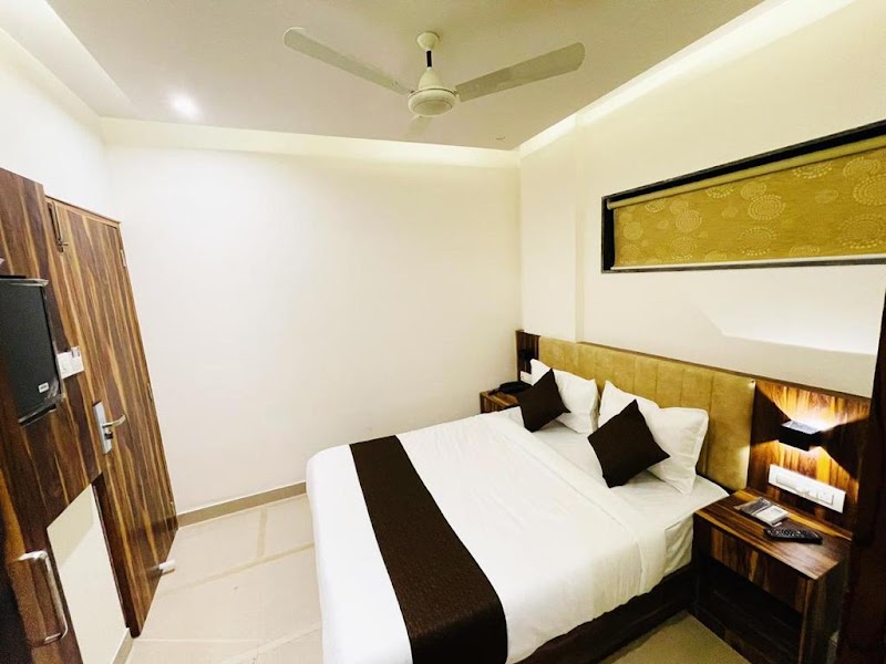 Hotel Hilton Suites - Hotel Hilton Suites 401, 4th Floor, Swami Vivekanand Rd, above Moti Mahal Hotel, opp. Andheri Subway Road, Andheri, Fish Market Area, Navneeth Colony, Andheri (W, Mumbai, Maharashtra 400058, India