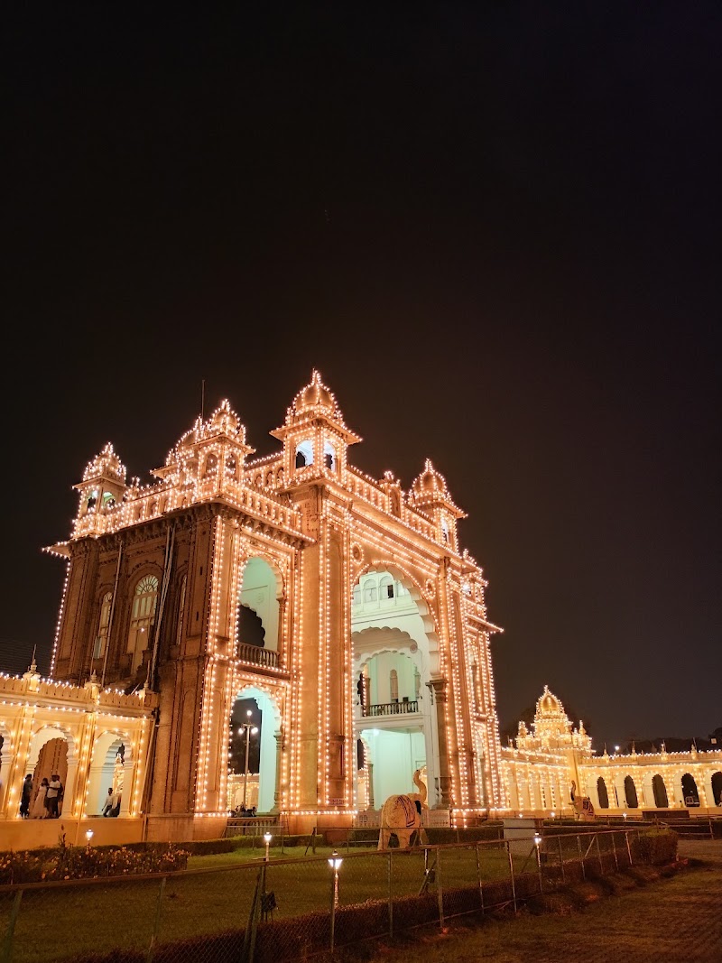 ಮೈಸೂರು ಅರಮನೆ ಉದ್ಯಾನವನ - ಮೈಸೂರು ಅರಮನೆ ಉದ್ಯಾನವನ 8M44+3F7, Agrahara, Chamrajpura, Mysuru, Karnataka 570001, India