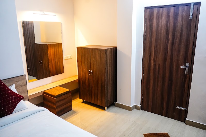 Divine HomeStay - Divine HomeStay 9, Raja Rammohan Roy Rd, opp. bidhan market auto stand, Ward 12, Hakim Para, Siliguri, West Bengal 734001, India