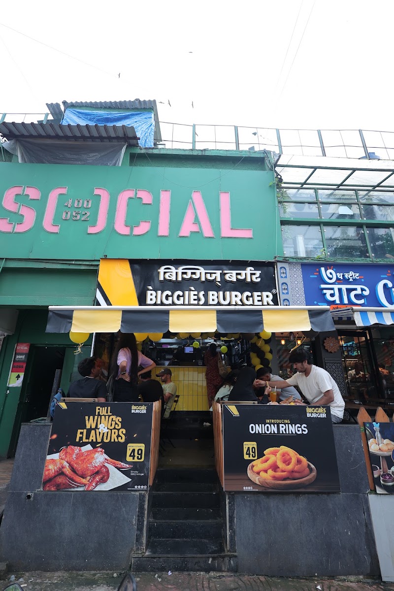 Biggies Burger: Bandra - Biggies Burger: Bandra Gagangiri CHS Ltd, Plot 21, Sangeet Samrat Naushad Ali Rd, opposite Carter Promenade, Union Park, Pali Hill, Mumbai, Maharashtra 400052, India