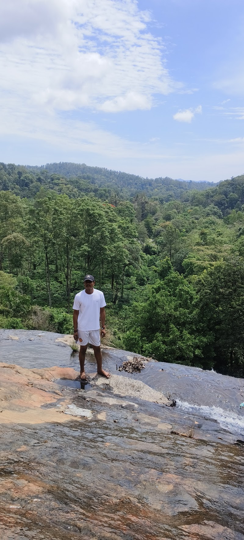Chelavara Water falls trekking start point (ಚೆಲಾವರ ಜಲಪಾತ ವೀಕ್ಷಣಾ ಸ್ಥಳ) - Chelavara Water falls trekking start point (ಚೆಲಾವರ ಜಲಪಾತ ವೀಕ್ಷಣಾ ಸ್ಥಳ) 6M4F+V9C water Falls, Chelavara, Karnataka 571212, India