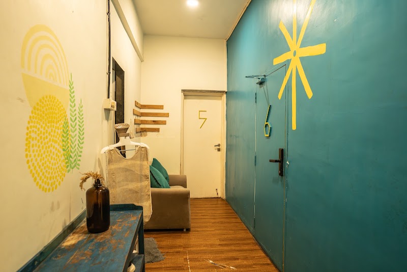 Locomo Hostel OG | Stay • Work • Eat - Locomo Hostel OG | Stay • Work • Eat 2nd Flr, Krishna Villa, abv Bank Of Maharashtra, Monghibai Rd, Navpada, Vile Parle East, Vile Parle, Mumbai, Maharashtra 400057, India