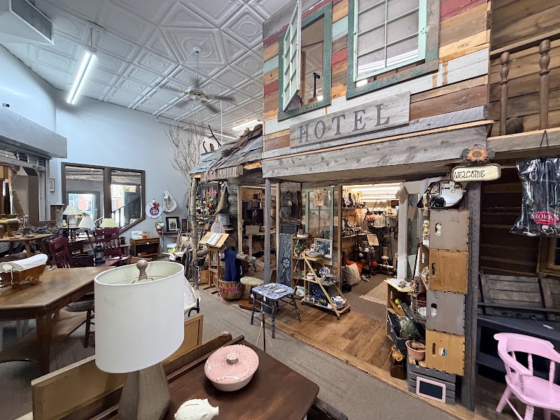 Riverfront Antiques - Riverfront Antiques, 243 5th Ave S, Clinton, IA 52732, USA