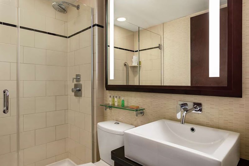 DoubleTree by Hilton New York Downtown - DoubleTree by Hilton New York Downtown 8 Stone St, New York, NY 10004, USA