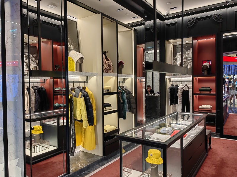 Moncler - Moncler Dis Hatlar Gids Kati, Gümrüksüz Satış Mağazası, Tayakadin Mahallsi, Term.Caddesi No 1 No F6-20, 34283 Arnavutköy/İstanbul, Türkiye