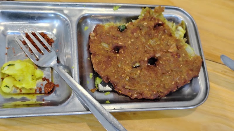 Bhide Upahargruha - Bhide Upahargruha X7VV+WFW, सुभाष रोड, गोखले नाका, Police Head Quarters, Ratnagiri, Maharashtra 415612, India