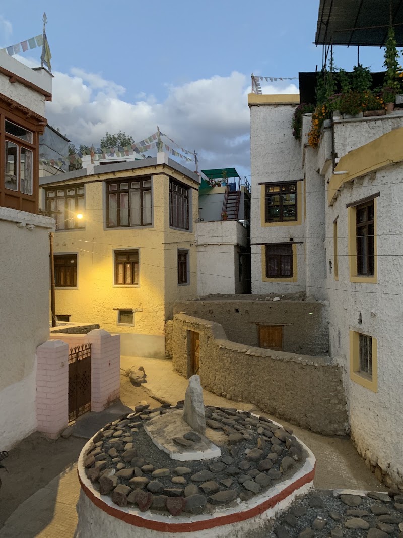 Gomang Guest House : སྒོ་མང མགྲོན་ཁང། (estb. 1993) - Gomang Guest House : སྒོ་མང མགྲོན་ཁང། (estb. 1993) Nuchung, Changspa Rd, Leh, 194101