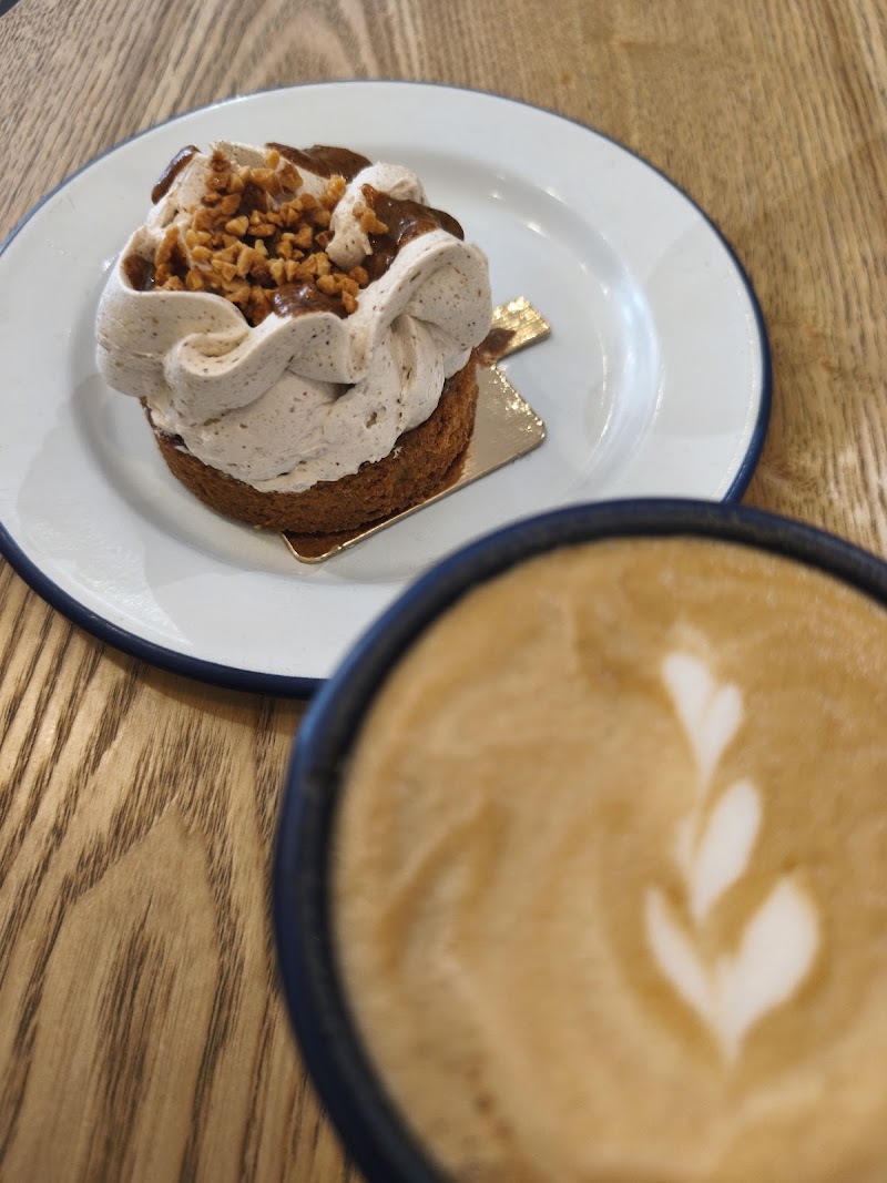 Café Mareva - Café Mareva 27 Rue de Clignancourt, 75018 Paris, France