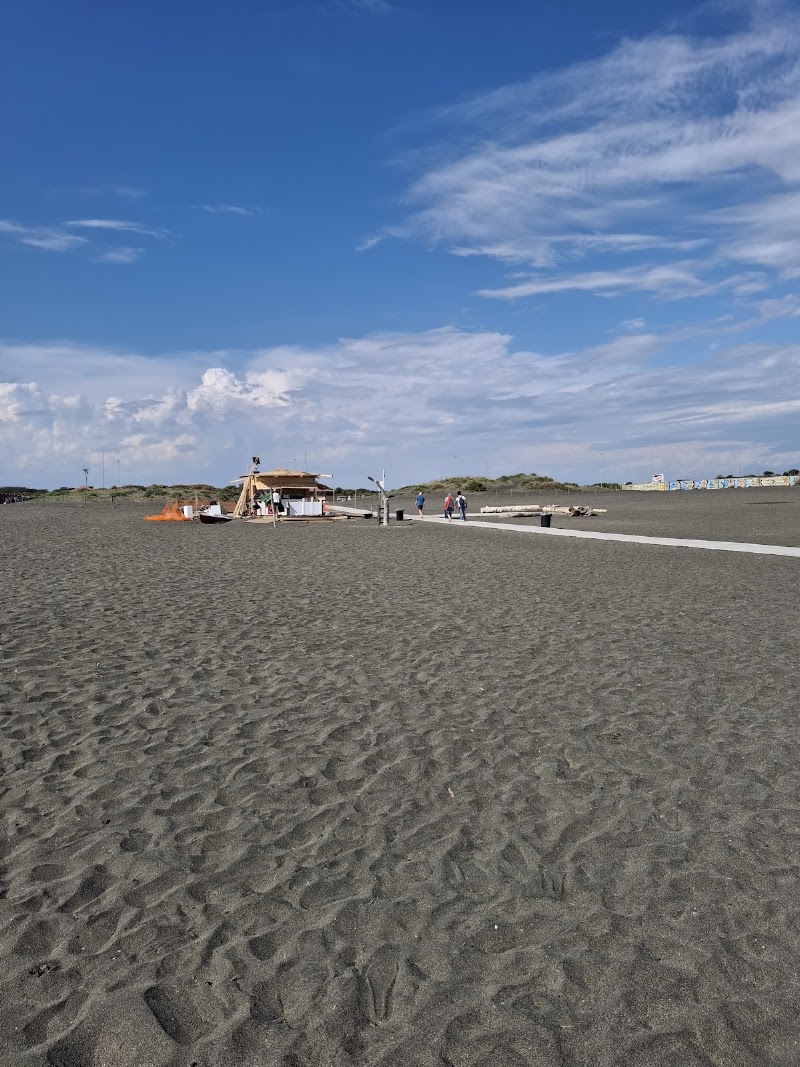 Spiaggia libera Bianca - L’Amanusa Beach - Spiaggia libera Bianca - L’Amanusa Beach, Lungomare Amerigo Vespucci, 144, 00122 Lido di Ostia RM, Italy
