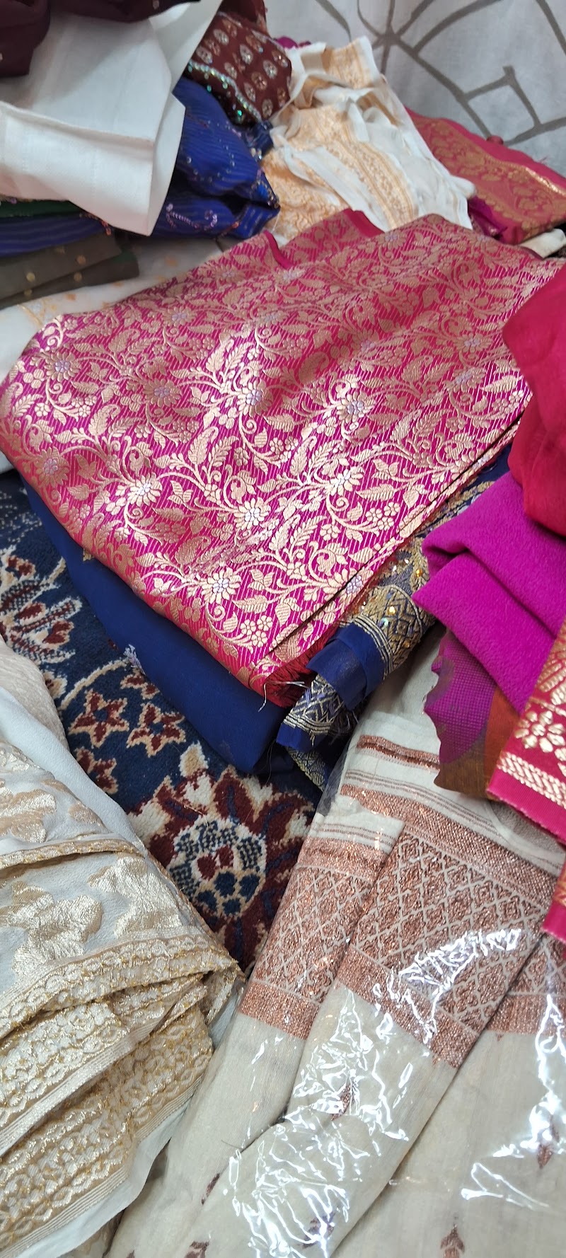 Banarasi Weavers Shop - Banarasi Weavers Shop, B 21/195, Bawan Nagar Park, PLOT NO-5, Kamachha Rd, near Central Hindu boys school, Ashfaq Nagar, Bhelupur, Varanasi, Uttar Pradesh 221010, India
