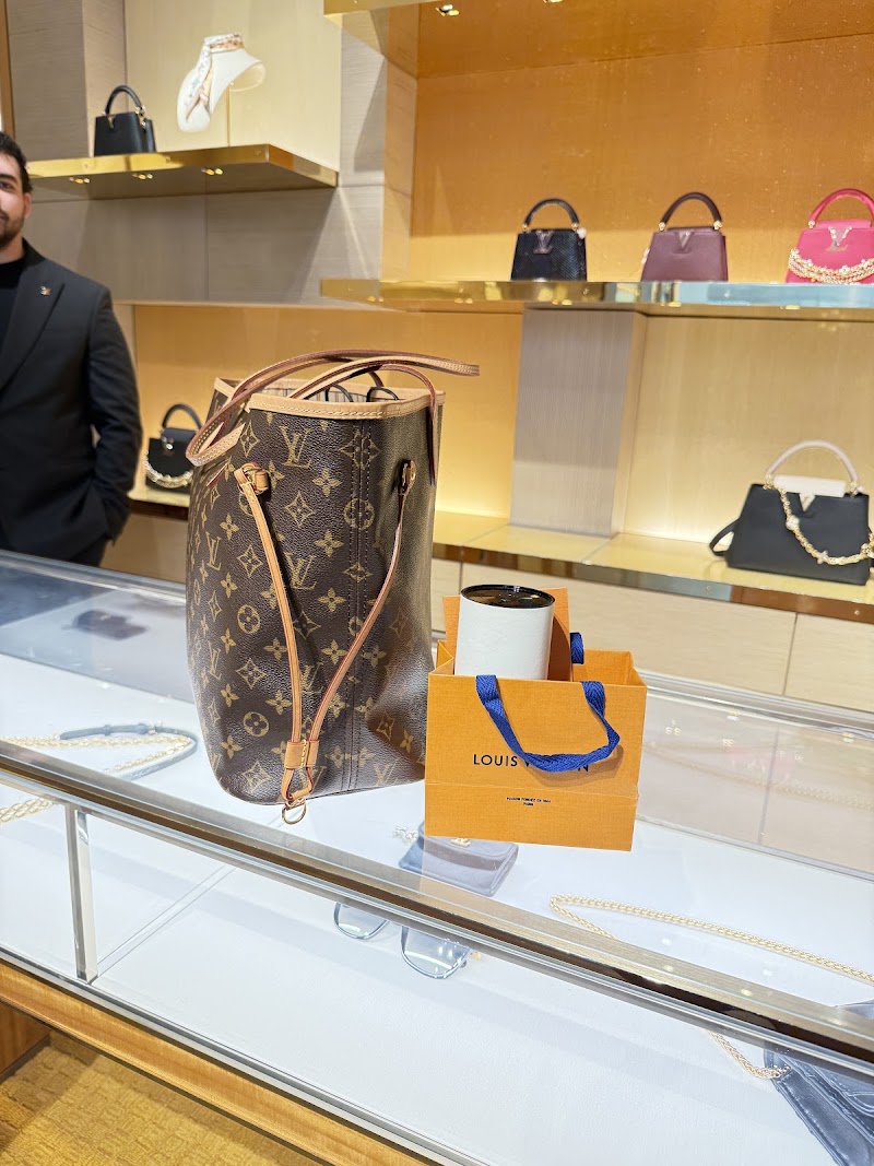 Louis Vuitton Paramus Garden State Plaza - Louis Vuitton Paramus Garden State Plaza 1 Garden State Plaza Pkwy Space 1130, Paramus, NJ 07652, USA