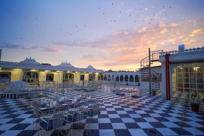 Trully hotel the amar mahal (Saheli Palace) - Trully hotel the amar mahal (Saheli Palace) HMWQ+HHR, Saheli Marg, Near HDFC Life, Panchwati, Udaipur, Rajasthan 313004, India