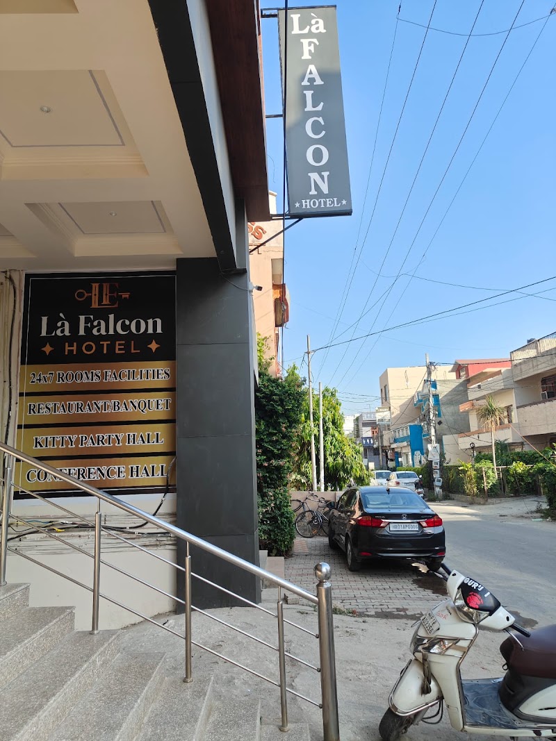 La Falcon Hotel - La Falcon Hotel Police Chowki, 303, Vidhya Niketan Road, near Model Town, Model Town, Rohtak, Haryana 124001, India