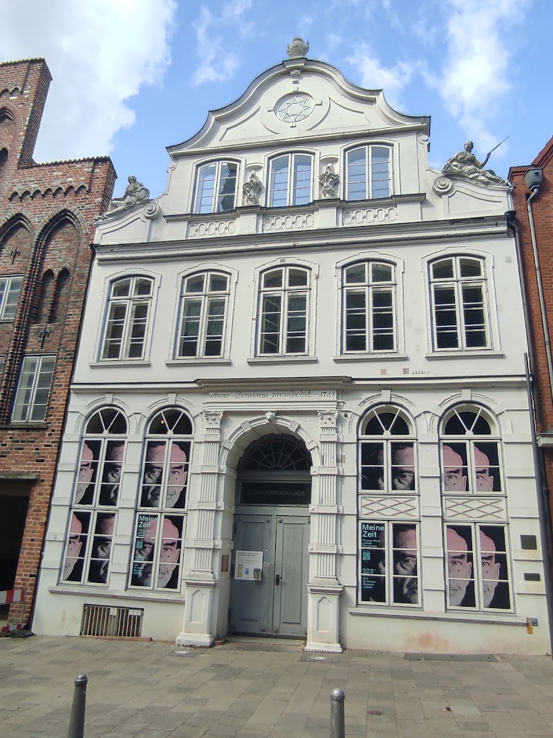 Tourist-Information Lübeck - Tourist-Information Lübeck, Holstentorplatz 1, 23552 Lübeck-Lübecker Altstadt, Germany