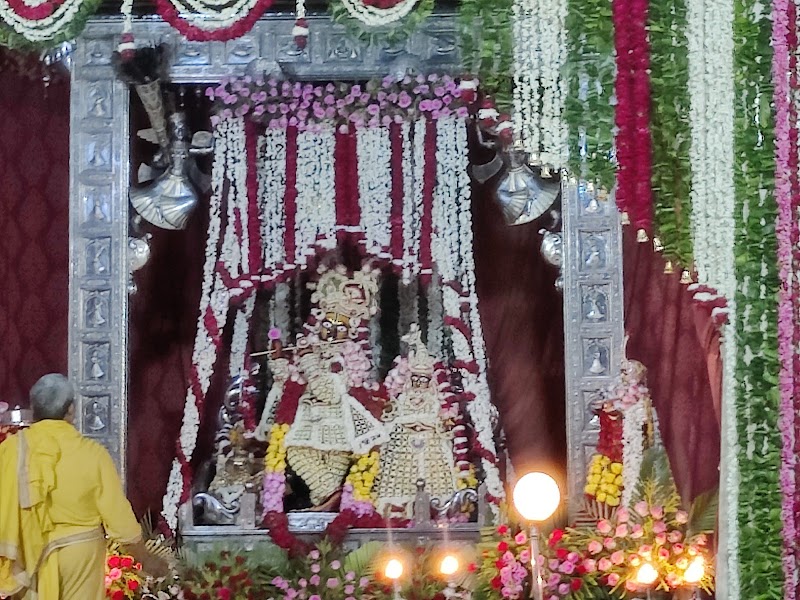 THIKANA MANDIR SRI GOVINDDEVJI , JAIPUR - THIKANA MANDIR SRI GOVINDDEVJI , JAIPUR, Jai Niwas Garden, Jalebi Chowk, 36, near THIKANA MANDIR SHRI GOVINDDEVJI MAHARAJ, opposite old Hindu Prakash band, Kamal Gatta Colony, J.D.A. Market, Brahampuri, Jaipur, Jaipur Nagar Nigam Area, Rajasthan 302002, India