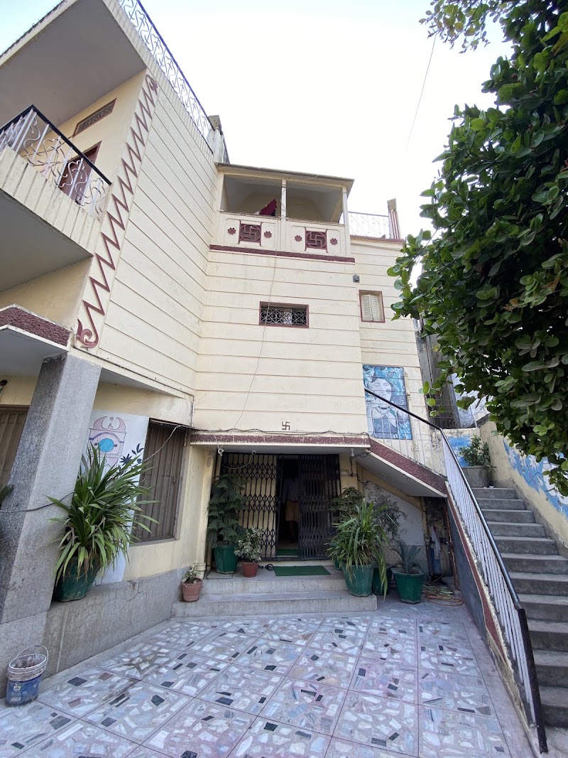 Cozy Inn - Cozy Inn D 47/96, Maksoodan Bhawan, Opp. Lane of PDR mall, Luxa Rd, Ramapura Luxa, Varanasi, Uttar Pradesh 221010, India