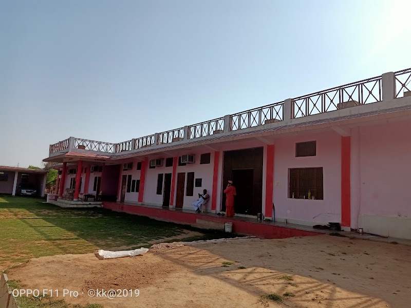 Shri Acharya Jairam Ashram - Shri Acharya Jairam Ashram, 5VCC+82J, Naya Gaon, Chitrakoot, Madhya Pradesh 485334, India
