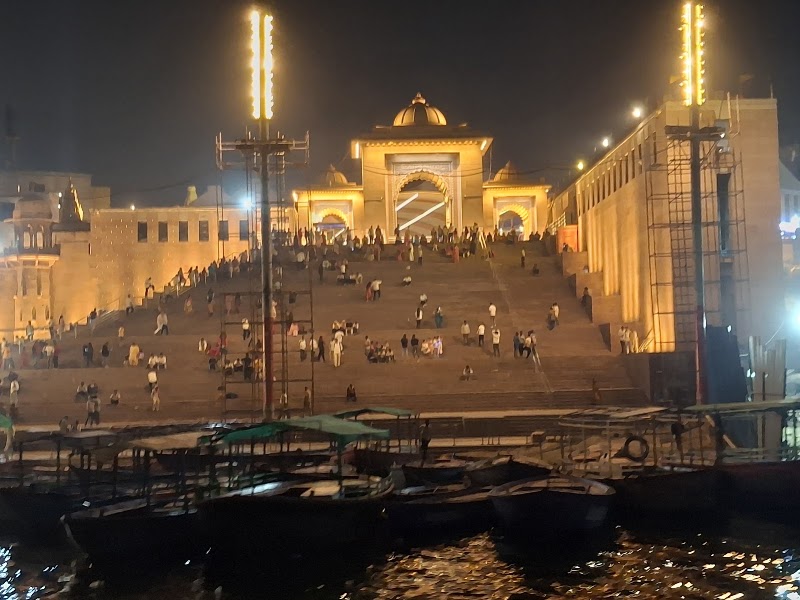 Kashi Vishwanath Jyotirlinga Temple, (Varanasi) - Kashi Vishwanath Jyotirlinga Temple, (Varanasi) 27/1, Gwal Das Shau Ln, Ghasi Tola, Varanasi, Uttar Pradesh 221001, India