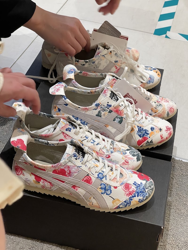 Onitsuka Tiger Shibuya - Onitsuka Tiger Shibuya, Japan, 〒150-0041 Tokyo, Shibuya, Jinnan, 1-chōme−21−３ 渋谷神南共同ビル 1・2Ｆ