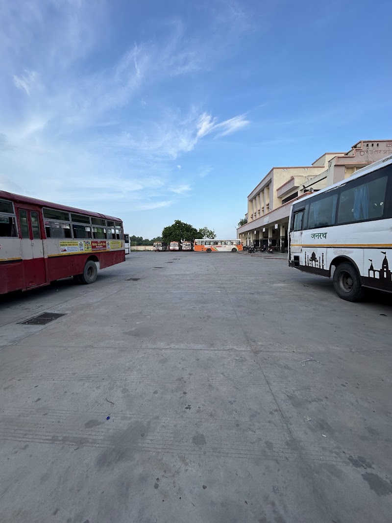 Mau Roadways - Mau Roadways, WHP9+J34, Sahadatpura, Mau, Uttar Pradesh 275101, India