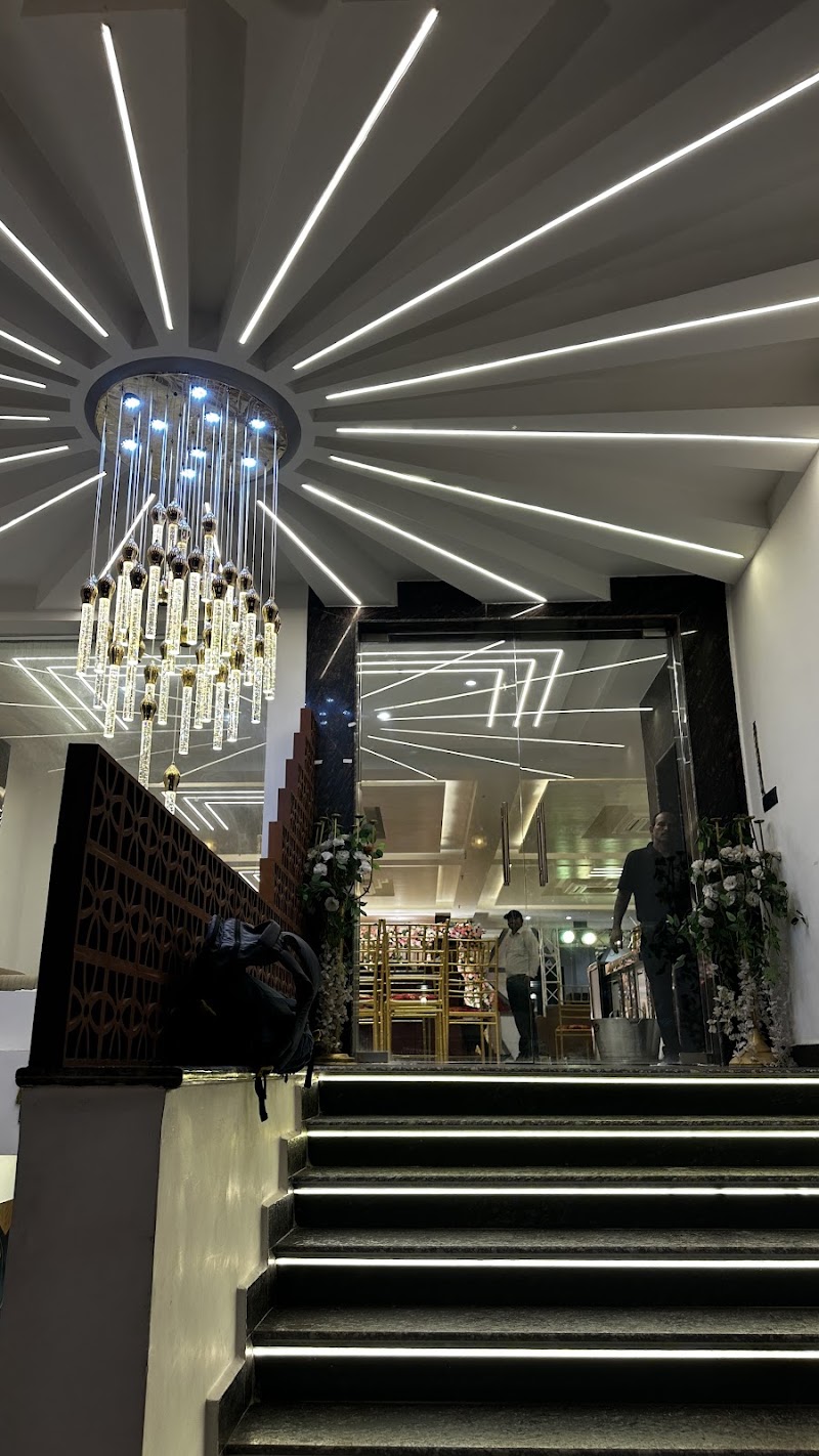 The Mirror Cafe - The Mirror Cafe Hotel Picasso 10, 14 Layal road, Patrika Marg, Agnipath Colony, Civil Lines, Prayagraj, Uttar Pradesh 211001, India