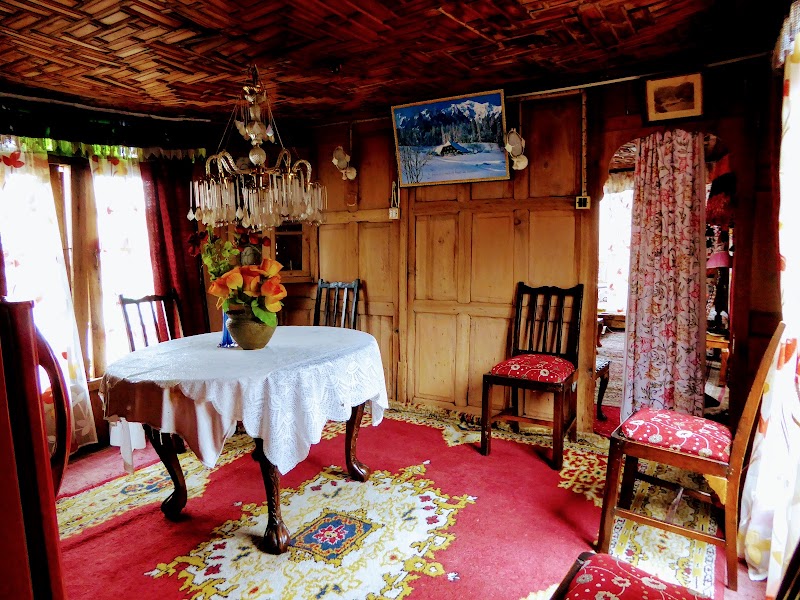 Royal Lodge Group of Houseboats - Royal Lodge Group of Houseboats, Ghat NO. 7,Bulward Road,Dal Lake, Karapura, Rainawari, Srinagar, 190001