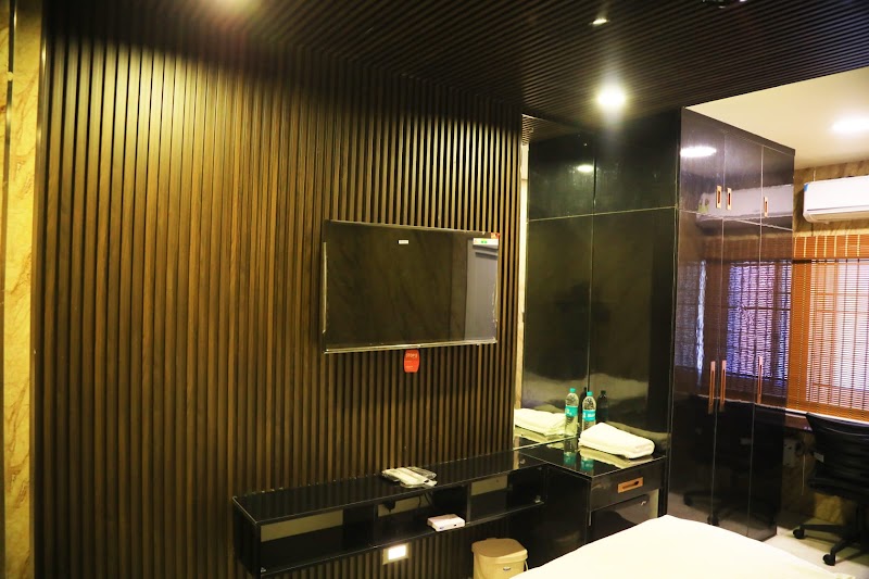 Clouds Luxury Hotel- BNS Towers - Clouds Luxury Hotel- BNS Towers No-603/1A2 VIT All Mart Road, near VIT University, Katpadi, Vellore, Tamil Nadu 632014, India
