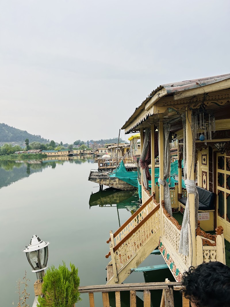 HOUSEBOAT YOUNG MINAR - HOUSEBOAT YOUNG MINAR, New Khonakhan Rd, Karapura Pain, Karapura, Rainawari, Srinagar, 190001