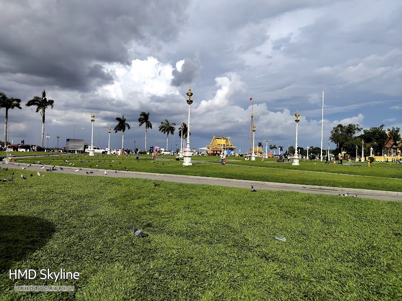 Royal Palace Park - Royal Palace Park, HW8J+3VX, Samdach Sothearos Blvd (3), Phnom Penh, Cambodia