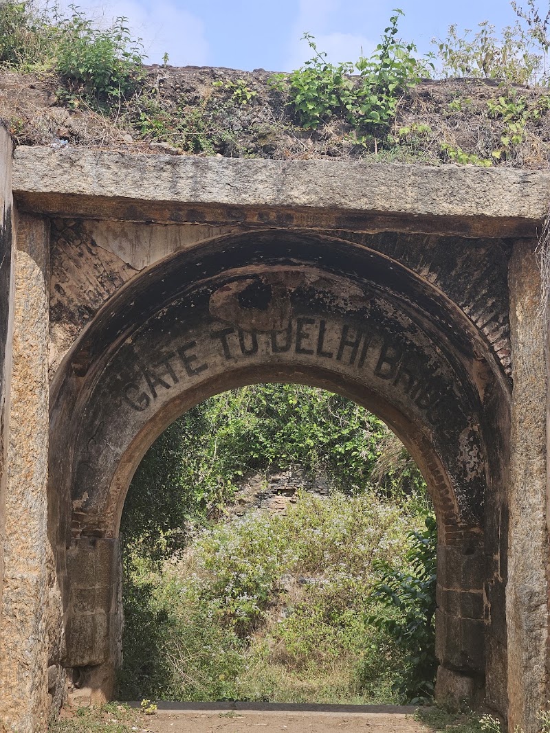 Commemorative Obelisk - Commemorative Obelisk, CMGF+5J7, Railway Station Rd, Srirangapatna, Karnataka 571438, India