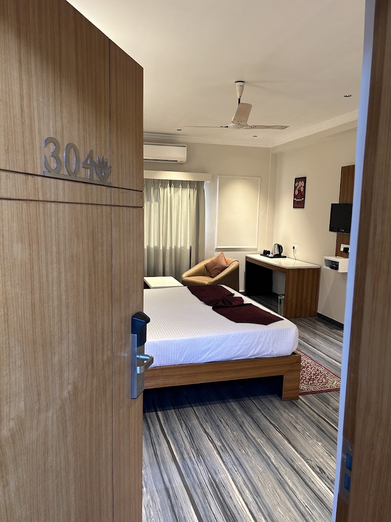 Alba Premier, Kolhapur (A Unit of Pravasa Hotels) - Alba Premier, Kolhapur (A Unit of Pravasa Hotels) near Market Yard, opp. Mukt Sainik Garden, Mukt Sainik Colony, Kolhapur, Maharashtra 416005, India