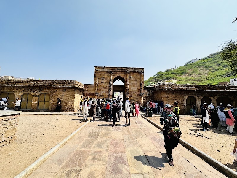 Adhai Din Ka Jhonpra - Adhai Din Ka Jhonpra, FJ4G+33J, Ander Kote Rd, Lakhan Kothri, Ajmer, Rajasthan 305001, India