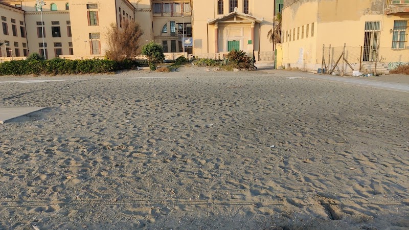 Spiaggia libera Gialla - Spiaggia libera Gialla, Lungomare Paolo Toscanelli, 137a, 00121 Lido di Ostia RM, Italy