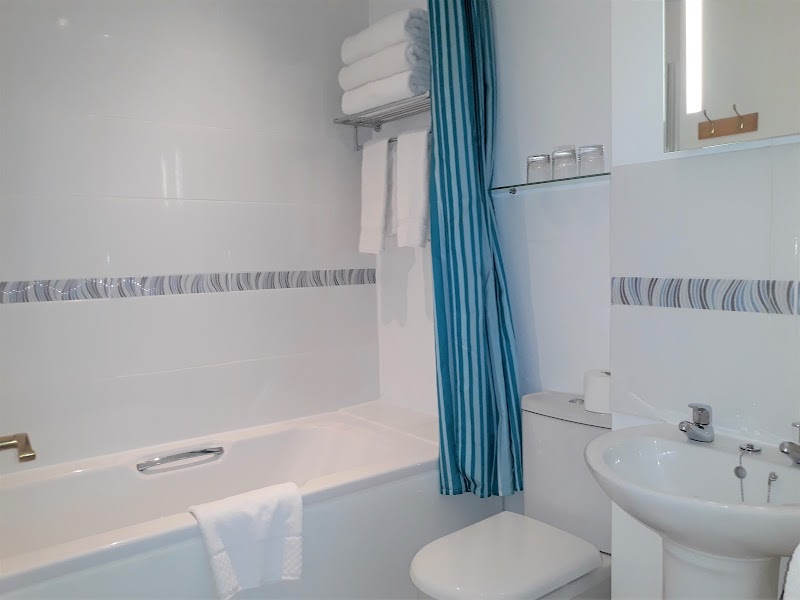 Breakers Bed & Breakfast - Breakers Bed & Breakfast, Breakers Guesthouse, 56 Royal Parade, Eastbourne BN22 7AQ, UK
