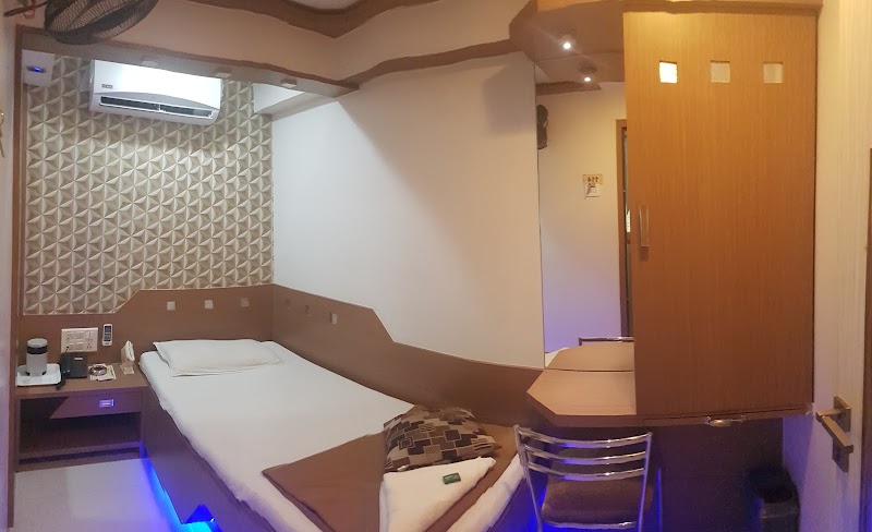 Nice Guest House - Nice Guest House First Floor, Samarth Complex, Bandu Gore Marg, opp. B.M.C. Bhaji Market, Jawahar Nagar, Goregaon West, Mumbai, Maharashtra 400104, India