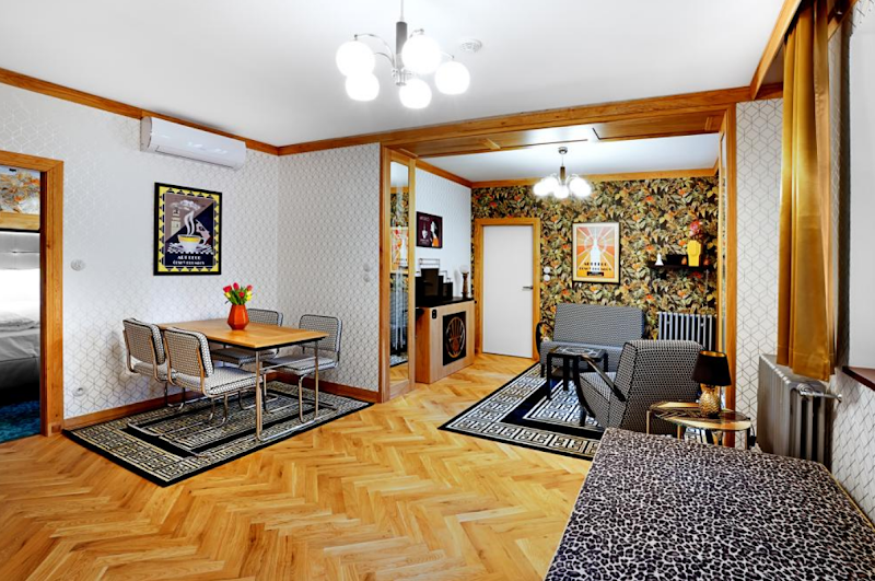 Authentic Apartments - Authentic Apartments, nám. Svornosti 8, Vnitřní Město vchod z postranní ulice 381 01, 1 Český Krumlov 1, Czechia