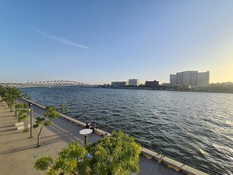 Sabarmati Riverfront, Ellis Bridge - Sabarmati Riverfront, Ellis Bridge 2HCF+XRC, Sabarmati Riverfront Walkway W, Ellisbridge, Ahmedabad, Gujarat 380006, India