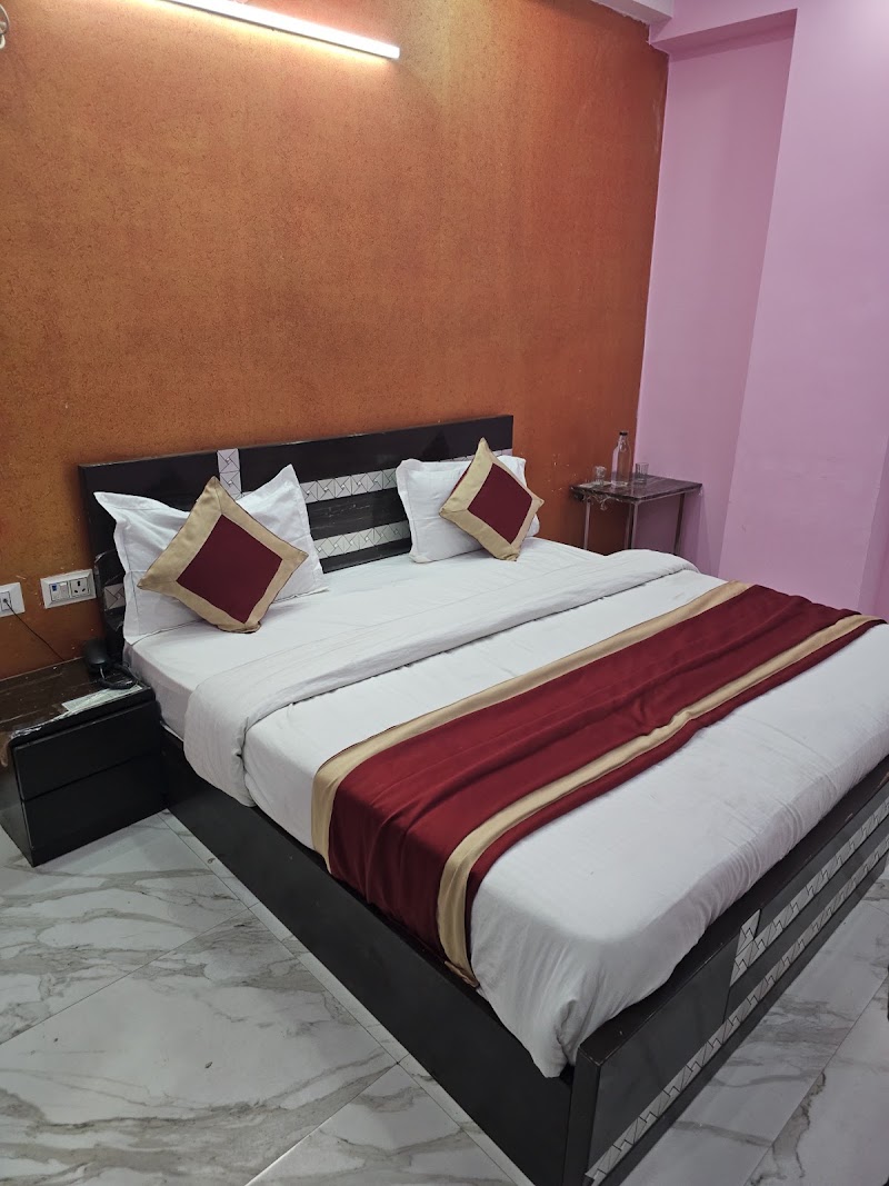 Hotel O by OYO Rishabh Inn - Hotel O by OYO Rishabh Inn 6 NITI KHAND 1,MAIN ROAD, MAIN, Kala Pathar Rd, above LIBERTY SHOES SHOWROOM, near MANGAL BAZAR CHOWK, Niti Khand I, Indirapuram, Ghaziabad, Uttar Pradesh 201014, India