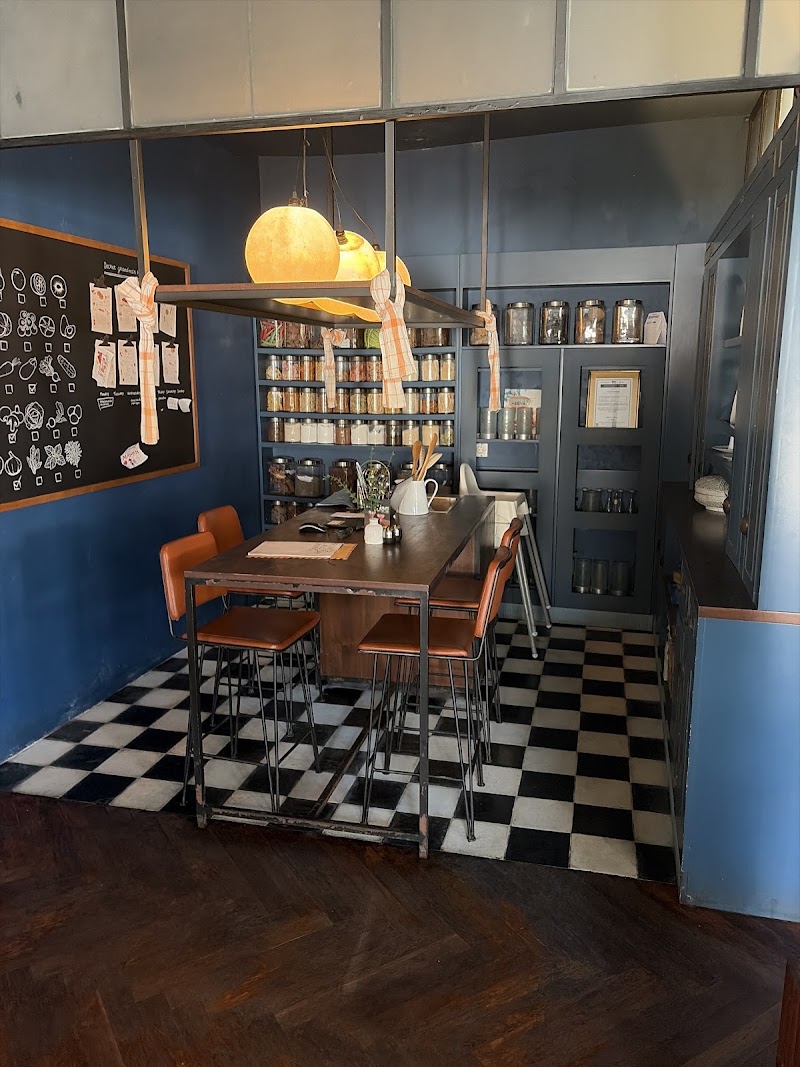 The Junction House - Cafe & Restaurant Seminyak - The Junction House - Cafe & Restaurant Seminyak, Kayu Aya No.3 Seminyak Kerobokan Kelod Kuta Utara, Jl. Kayu Cendana, Seminyak, Kec. Kuta, Kabupaten Badung, Bali 80361, Indonesia