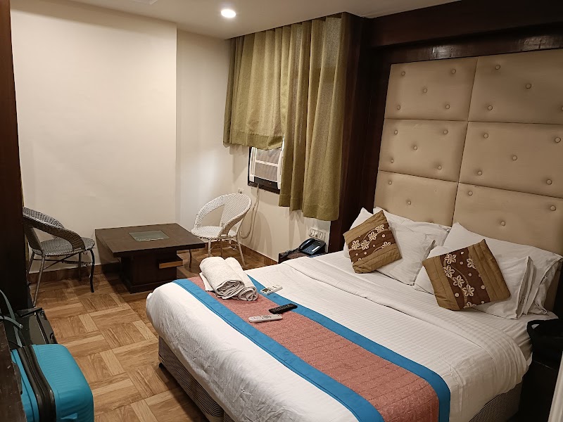 Hotel Shelton - Hotel Shelton 5043, Main Bazar Rd, near six tooti chowk, Bazar Sangatrashan, Bharat Nagar, Paharganj, New Delhi, Delhi 110055, India