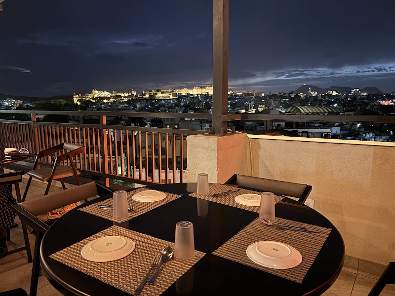 TMV Rooftop Restaurant Pure Veg - TMV Rooftop Restaurant Pure Veg The Mangal View Residency, Sharma Colony, 12, Rajasthan Mahila Vidyalaya Rd, Old City, Brahmpuri, Udaipur, Rajasthan 313001, India