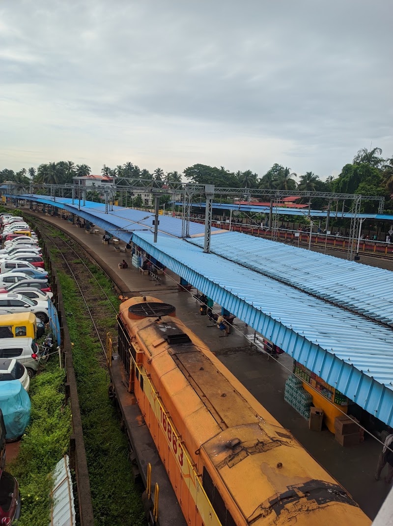 Kozhikode Railway Station Foot Over Bridge - Kozhikode Railway Station Foot Over Bridge, 6QWJ+R8V, Unnamed Road, Palayam, Kozhikode, Keralam 673001, India